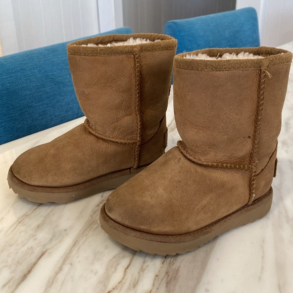 UGG classic boot, toddler US size 8 - Picture 2 of 5